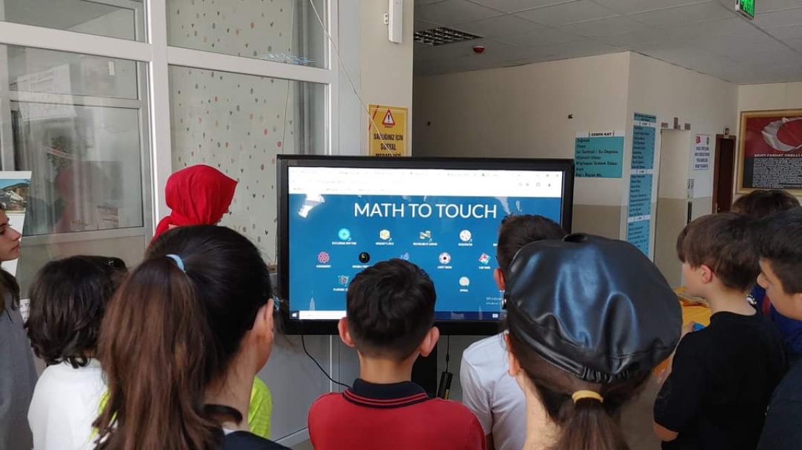 Öğrencilerimizle Şehit Ferhat Ünelli Bilim ve Sanat Merkezi'nde açılan Matematiğin Gözünden: IMAGINARY ( Matematiğin Görselleştirilmesi) adlı sergiyi ziyaret ettik.